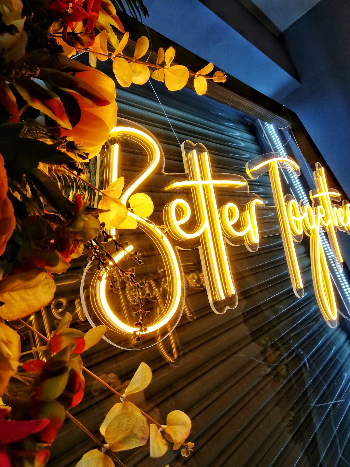 better together neon yazılı söz nişan konseptleri